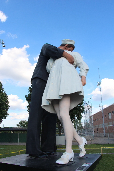 IMG_4895-Embracing Peace-Seward Johnson.jpg